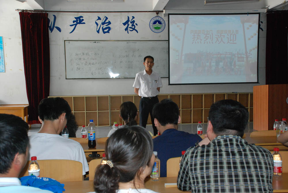 我校国航就业学子刘宇航来校为北京崇文门中学学生家长交流成长体会