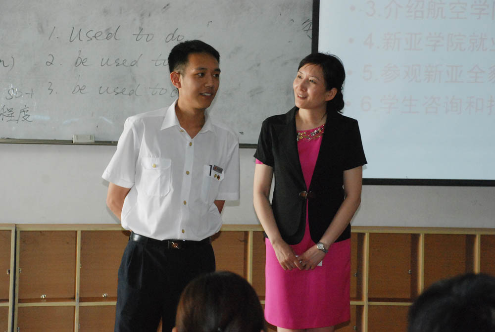 我校“双师型”教师原国航主任乘务长马燕明、刘宇航现场与学生家长互动