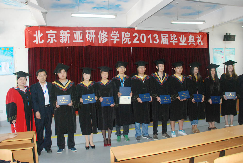 毕业生代表分组上台领取毕业证书