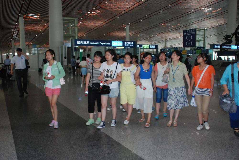 临汾新立学校师生参观首都机场2号航站楼
