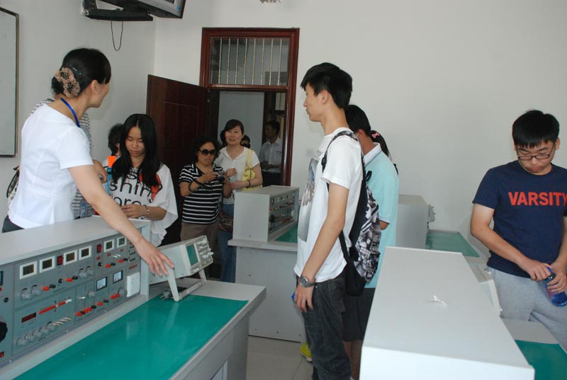 4崇文门中学的学生家长参观机修电路实验室